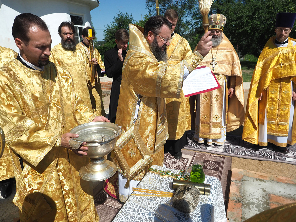 В Смоленской области в Свято-Димитриевском женском монастыре заложили камень в основание строящегося храма в честь Святого Духа