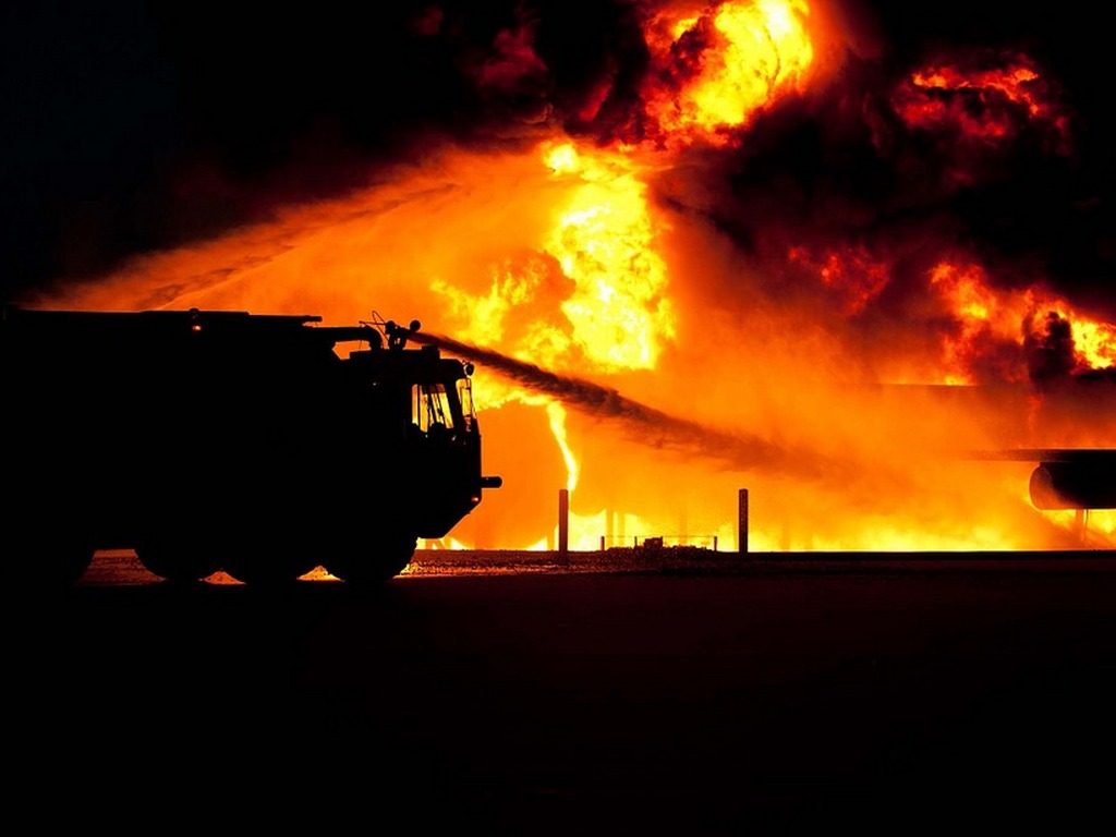 Сразу три пожарные машины со спасателями отправились тушить горящий элеткросамокат